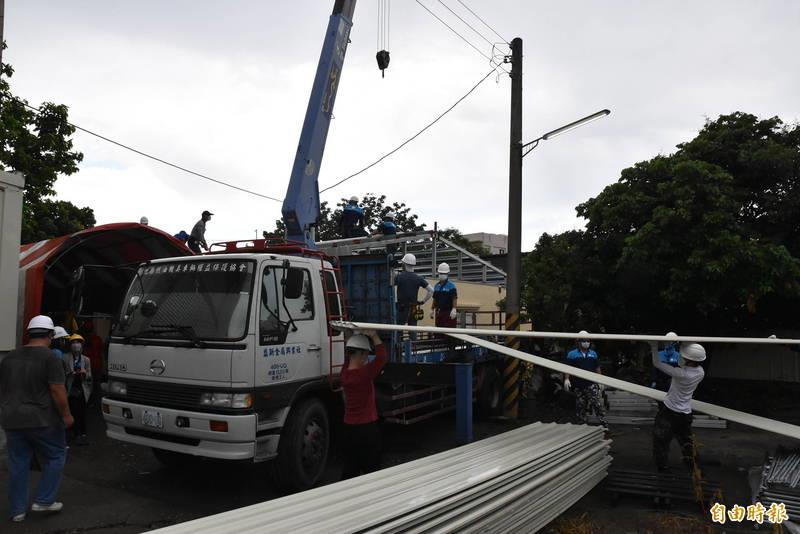 風雨擋不住善心 義工團協助低收父子重建家園【自由時報記者黃淑莉/雲林報導】2022/4/23