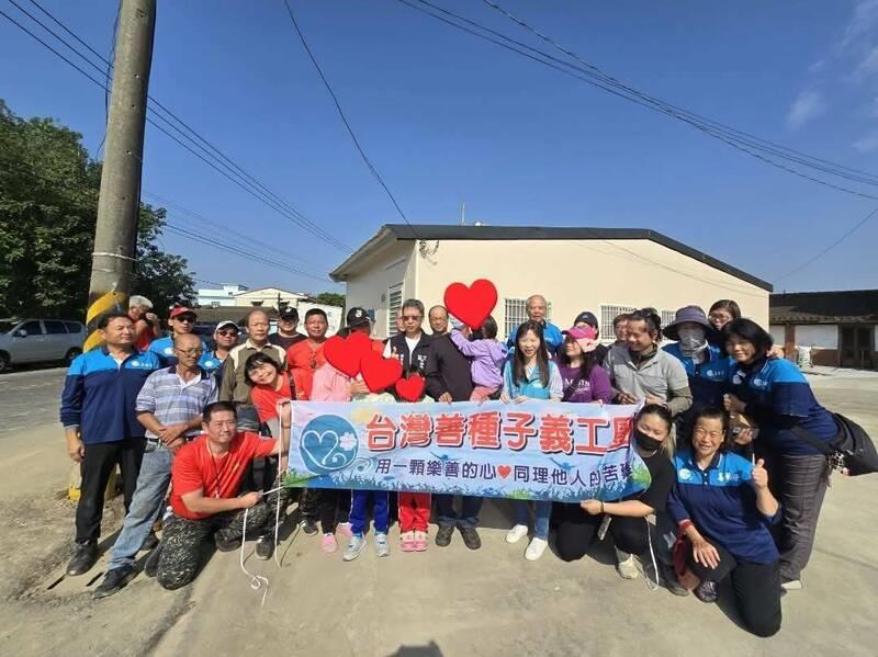 低收5口擠漏雨老屋 台灣善種子義工團助修建新屋【自由時報  記者王善嬿  嘉義報導】2024/11/27